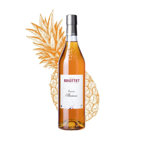 Bouteille de Crème d'Ananas Maison Briottet, liqueur 18% vol., 70cl, sur fond d'illustration de fruit ananas