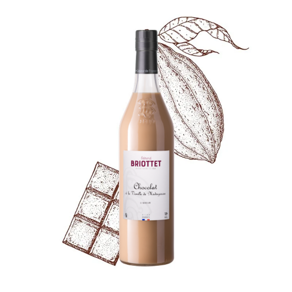 Bouteille de Crème de chocolat Maison Briottet, liqueur 18% vol., 70cl, sur fond de morceaux de chocolat et d'une feve