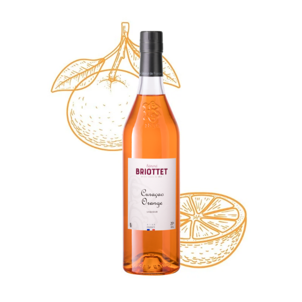 Bouteille de Liqueur de curacao orange Maison Briottet, liqueur 25% vol., 70cl, sur fond d'illustration d'orange