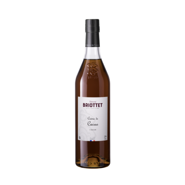 Bouteille de Crème de Cacao Ambré Maison Briottet, liqueur 25% vol., 70cl, sur fond d'illustration du fêve de cacao