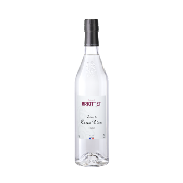 Bouteille de Crème de Cacao blanc Maison Briottet, liqueur 25% vol., 70cl, sur fond d'illustration avec des fêve de cacao