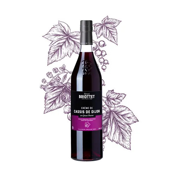 Bouteille de Crème de Cassis de Dijon Maison Briottet, liqueur 20% vol., 70cl, sur fond d'illustration de cassis