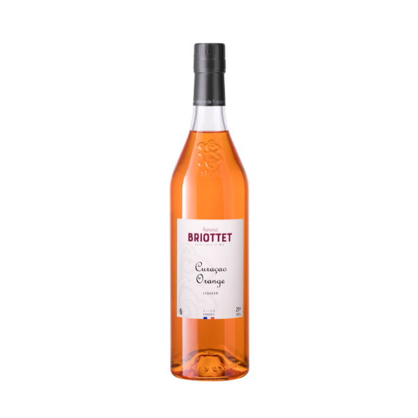 Bouteille de Liqueur de curacao orange Maison Briottet, liqueur 25% vol., 70cl, sur fond d'illustration d'orange