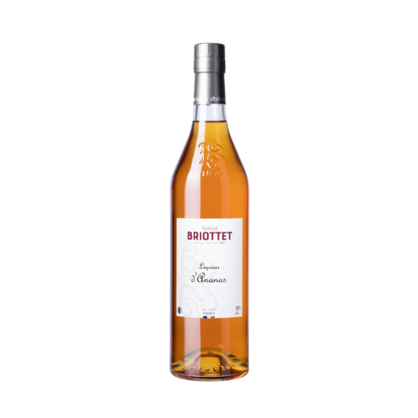 Bouteille de Crème d'Ananas Maison Briottet, liqueur 18% vol., 70cl, sur fond d'illustration de fruit ananas