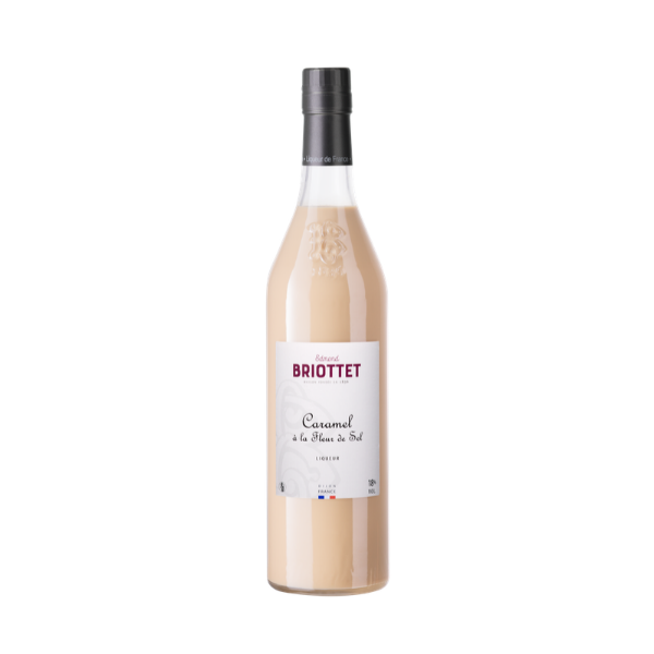 Bouteille de Crème de caramel Maison Briottet, liqueur 18% vol., 70cl, sur fond d'illustration de caramel