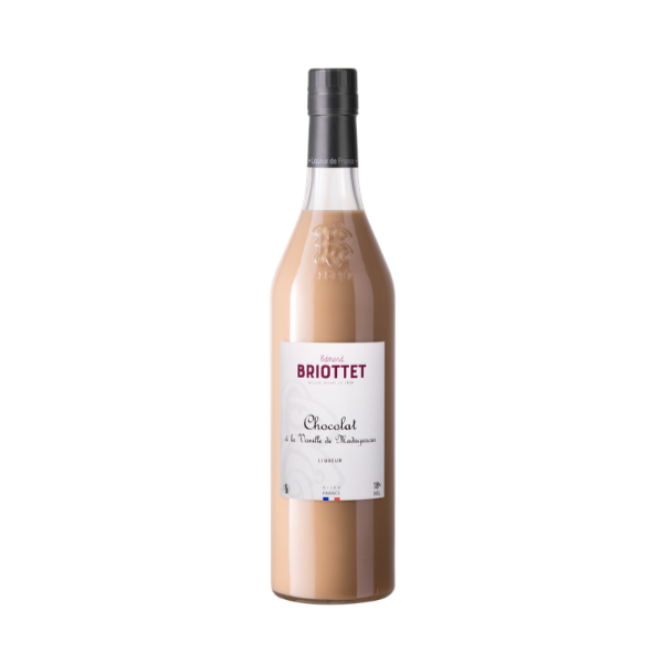 Bouteille de Crème de chocolat Maison Briottet, liqueur 18% vol., 70cl, sur fond de morceaux de chocolat et d'une feve