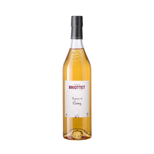 Bouteille de Liqueur de Coing Maison Briottet, liqueur 18% vol., 70cl, sur fond d'illustration de fruit de coing